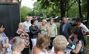 Депутаты-единороссы Федотов и Суслин обсудили с туляками вопросы капремонта многоквартирного дома
