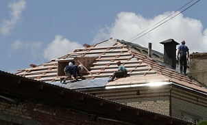 По поручению Алексея Дюмина в поселке Славный начался ремонт крыш